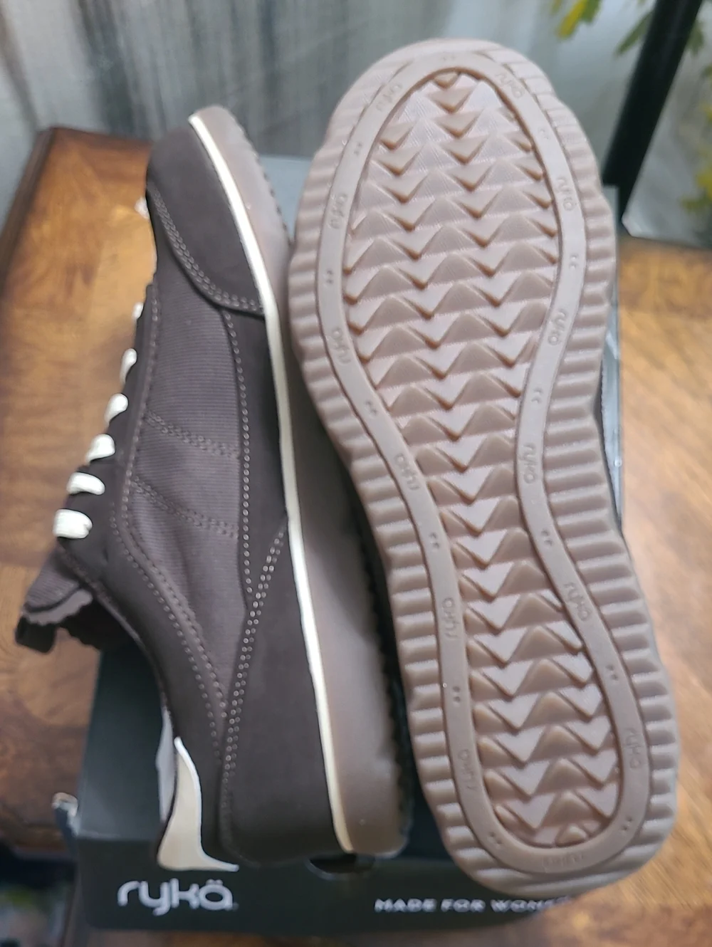New in box! Ryka Effortless Womens 9.5 brown athletic low top lace up sneaker